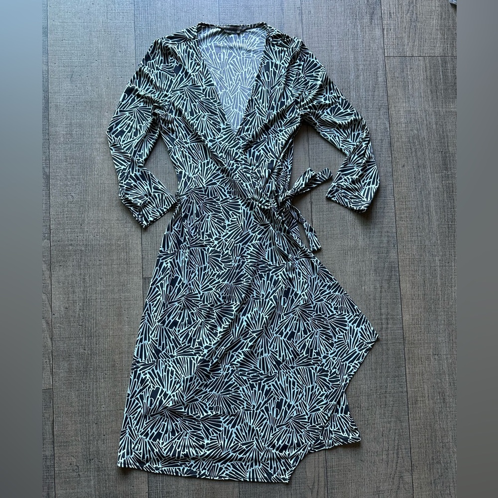 Green geometric bcbgmaxazria wrap dress sz S